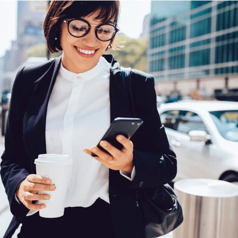 femme-regardant-son-téléphone-min