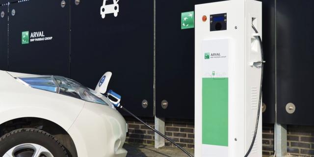 ARVAL AUMENTA SU FLOTA DE ELÉCTRICOS E HÍBRIDOS