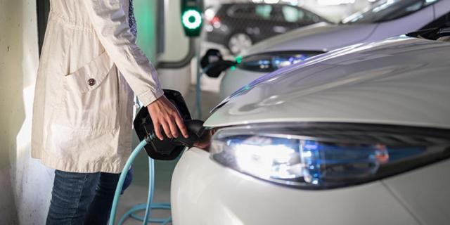 Blog Arval El renting de coches eléctricos e híbridos crece por la subida del precio de la gasolina