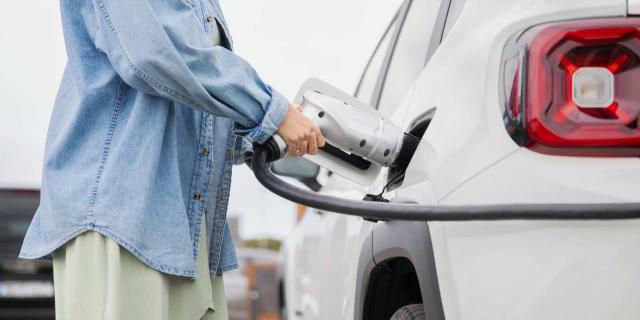 persona cargando su coche eléctrico
