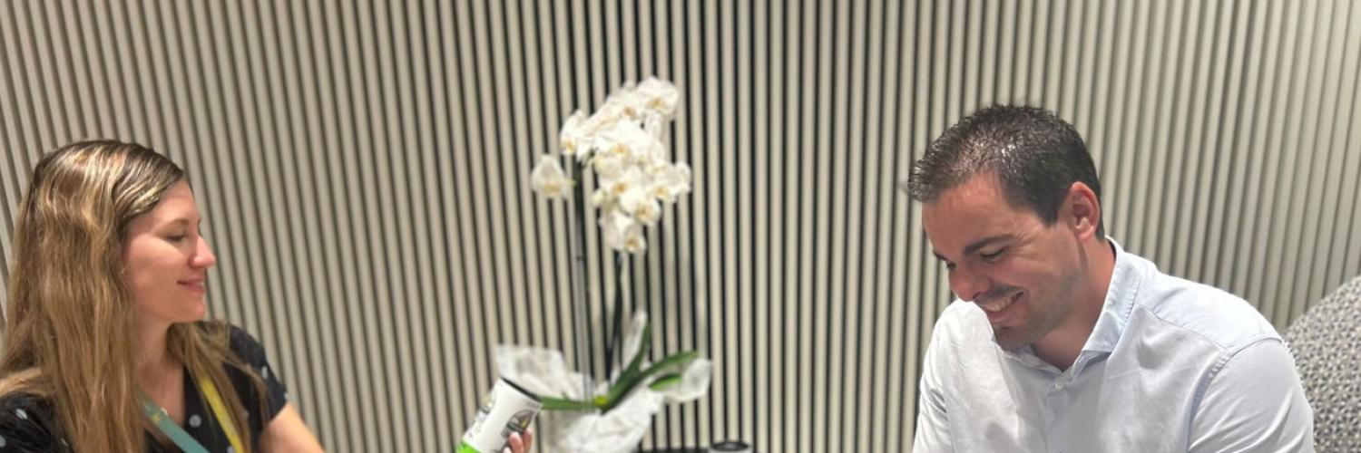 Balizas V16 conectadas: una notable mejora de la seguridad vial  Los dispositivos de preseñalización V16 contribuyen a mejorar la seguridad vial de todos los usuarios de la vía en caso de avería o accidente. El conductor del vehículo no tiene que bajarse del coche y caminar por la calzada para colocar los triángulos de señalización, una acción que puede entrañar peligros y que requiere ocho minutos de media. En su lugar, solo sólo ha de colocar la baliza en el techo del vehículo, al que se adhiere con sus i