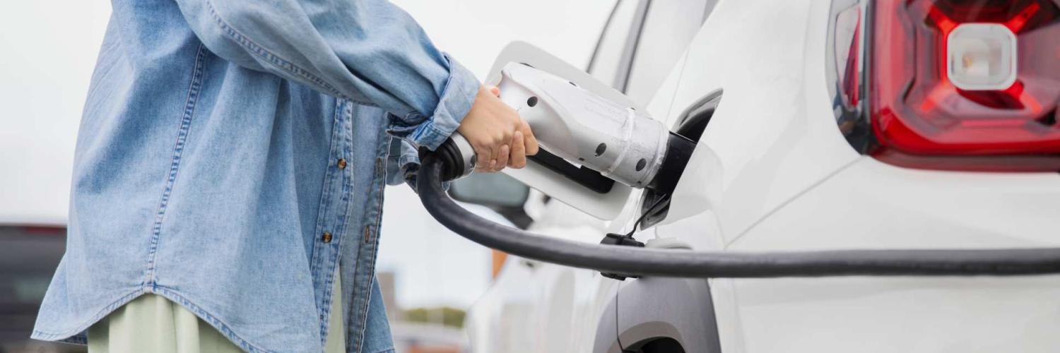 persona cargando su coche eléctrico